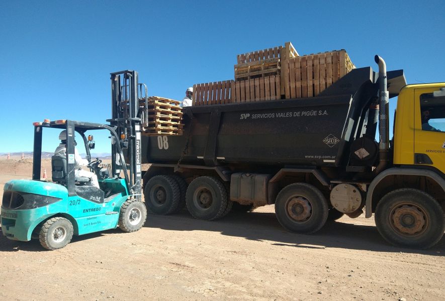 CATAMARCA: SE ENTREGARON PALLETS DE MADERA A LOS VECINOS DE CIÉNAGA REDONDA